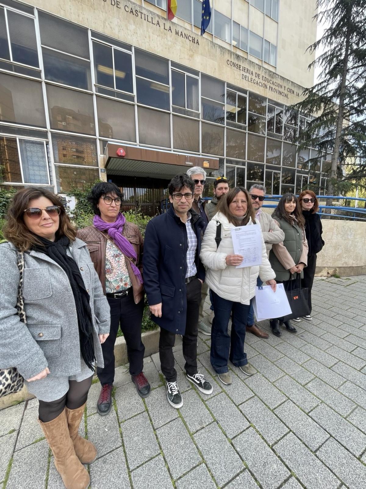 Entrega de firmas en la Delegación de Educación de la JCCM
