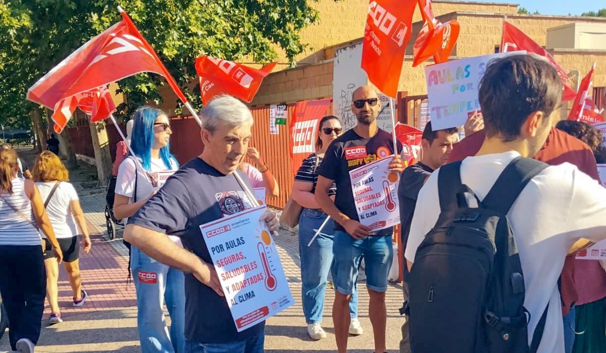 CCOO concentra a la comunidad educativa de Talavera para exigir soluciones definitivas frente al calor en las aulas