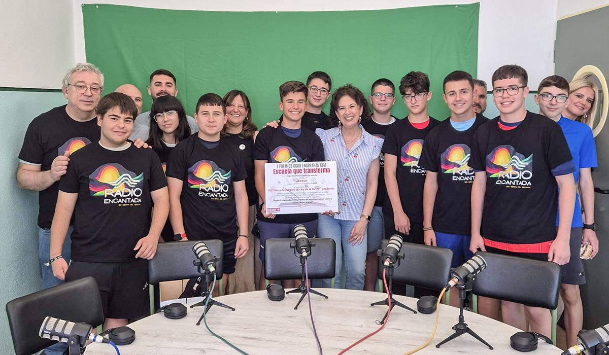 Entrega de premio al proyecto "Radio Encantada"