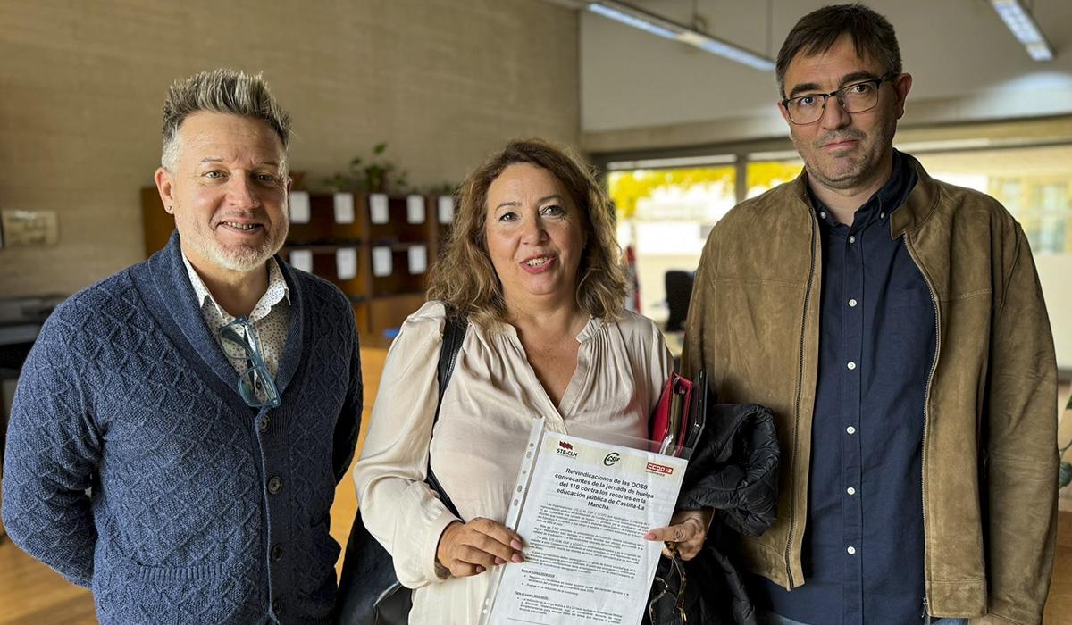 Ana M Delgado, secretaria general de FECCOOCLM, junto a los representantes de CSIF ySTE